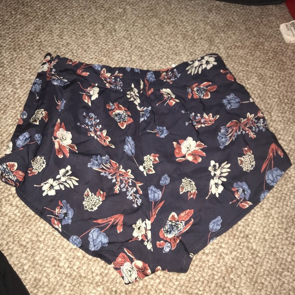 UO Kimchi Blue flirty ruffle hem floral print shorts - Picture 8 of 8